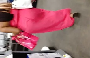 XXX المرأة في زيت التشحيم سكسي امريكي مترجم أن تفضح من قبل رجل في حوض سباحة للنفخ