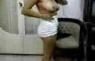 XXX الجمال تتمتع هزاز و أخذ الرجل إلى النشوة سكسي مترجم