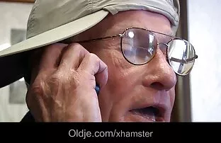 XXX ارتفعت الأم إلى أسفل الطاولة وتعطي ابنها اللسان ثم سكسي اجنبي مترجم انتشرت ساقيها